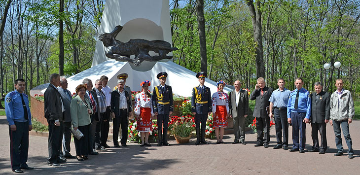 Возложение цветов памятнику ликвидаторам аварии на Чернобыльской АЭС